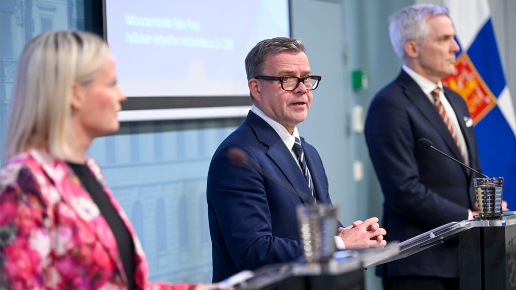 Valtiovarainministeri Riikka Purra, pääministeri Petteri Orpo sekä opetusministeri Anders Adlercreutz