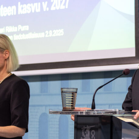 Valtiovarainministeri Riikka Purra ja pääministeri Petteri Orpo.